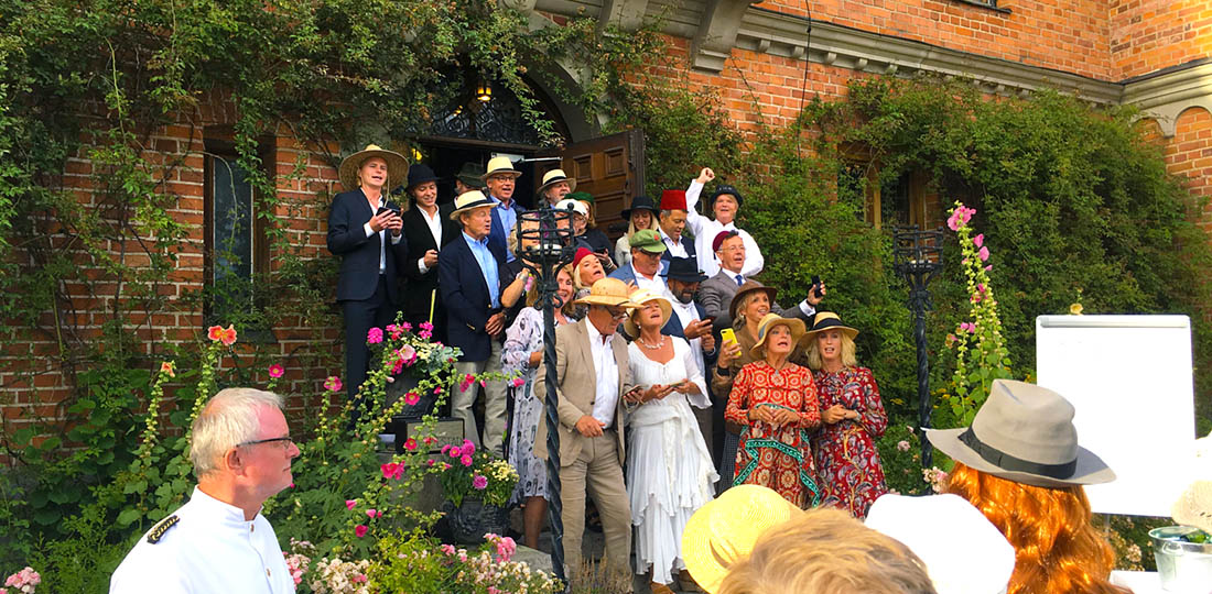 Gruppfoto framför slottet med prunkande blomrabatter