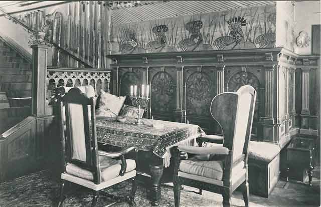 Rockelstad slott nedre hallen med bord och armlänsstolar i barock