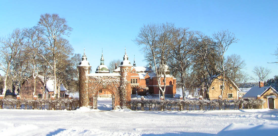 Rockelstad slott och den stora portalen i vinterskrud