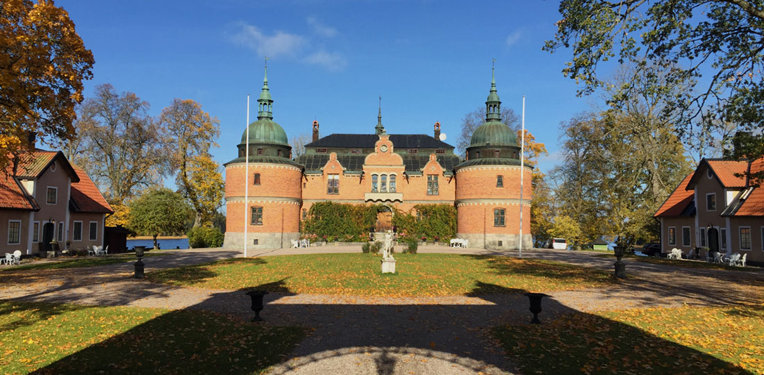 Slottet Rockelstad med flyglar