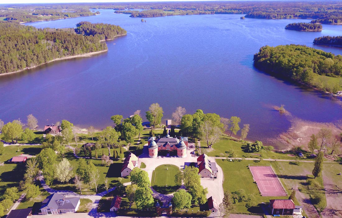 Flygbild över Rockelstad slott och Båven