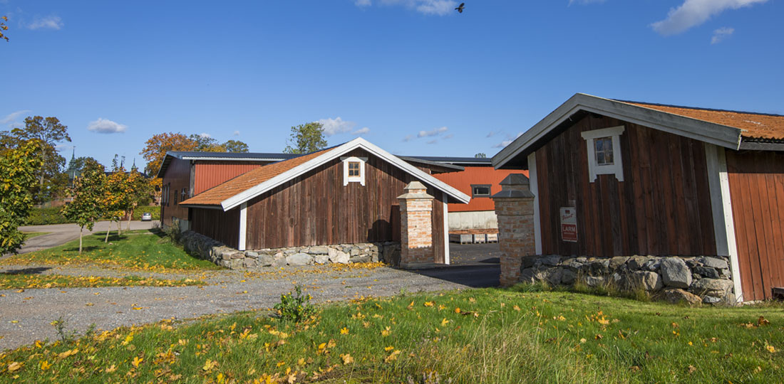 Kallmurad grund med tegelstolpar och röda hus