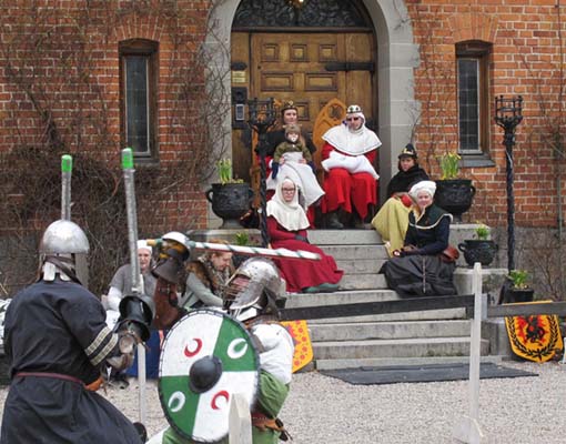 Medeltidslajv med tornerspel ordnas framför slottet