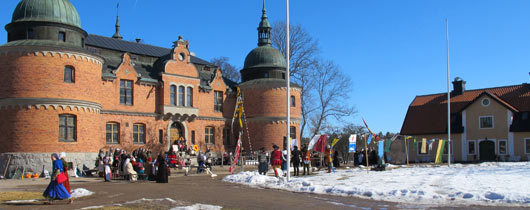 Medeltidslajv framför slottet