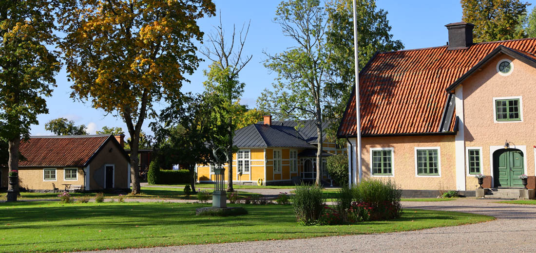 Gula paviljongen i i bakgrunden