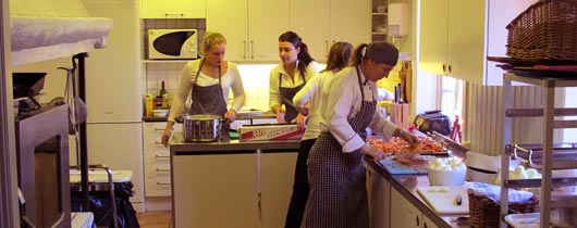 Matlagning konferenskök julbord kockar med förkläden