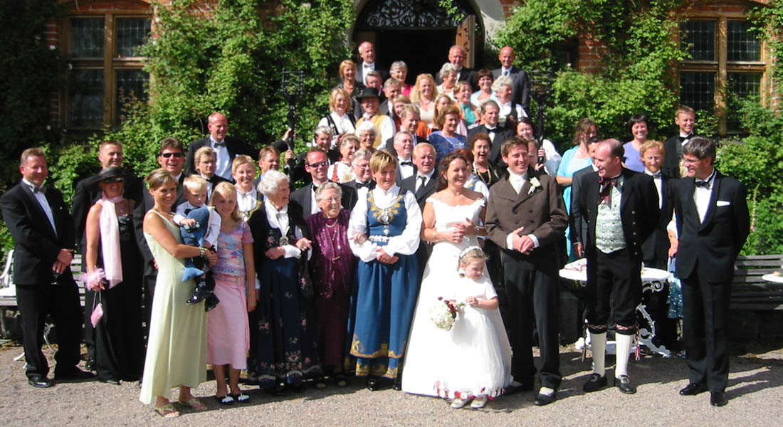 Fotografering av hela bröllopsföljet framför slottet