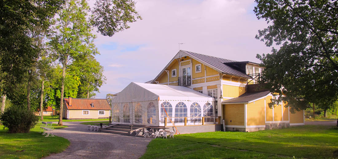 Stort vitt tält för bröllopsmiddag vid Gula paviljongen