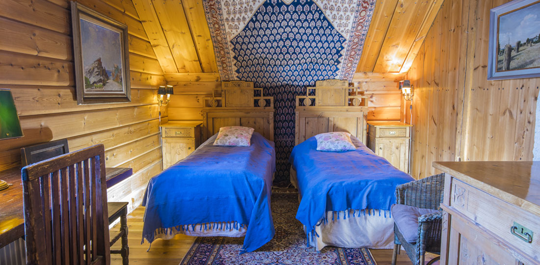 Stora sovrummet med träsängar i Jugend och blå överkast