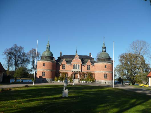 Slottet framifrån blå himmel