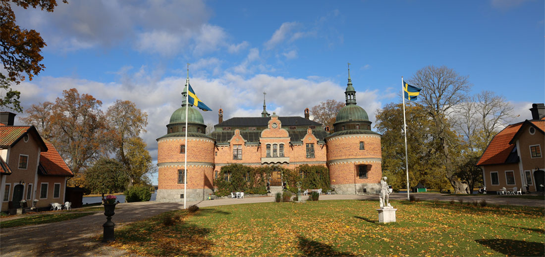 Rockelstad slott med flyglar