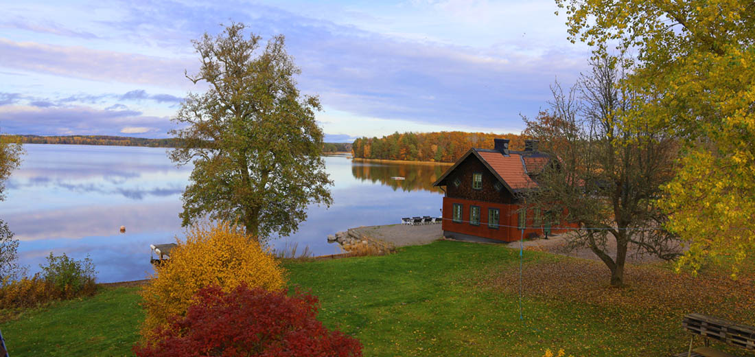 Brygghuset med gräsmatta och höstfärger