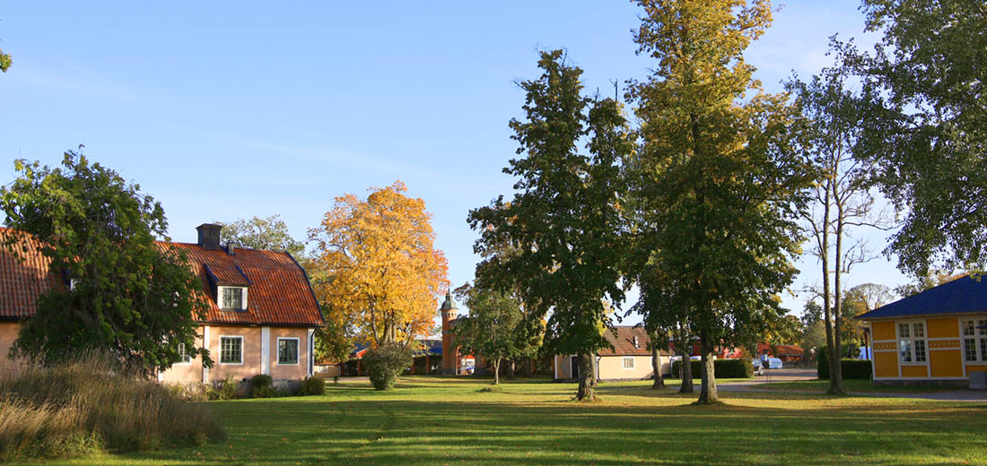 Gula paviljongen och gästrumsflygeln med en stor gräsplan