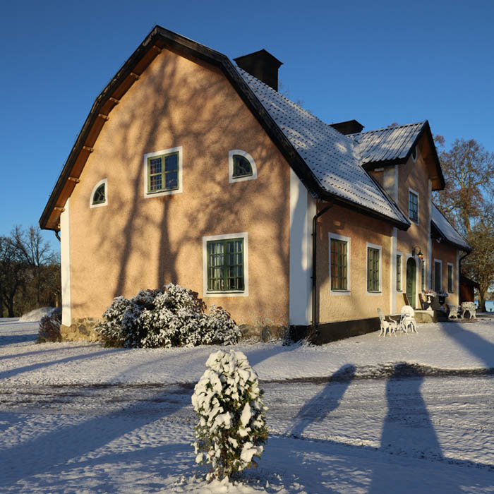 Reviterat rosa timmerhus från 1600-talet.  Vinterbild