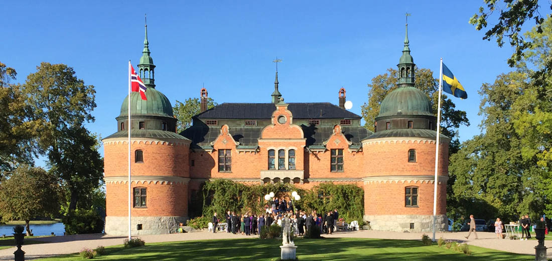 Brudskål framför Rockelstad slott. Norsk och svensk flagga hissade