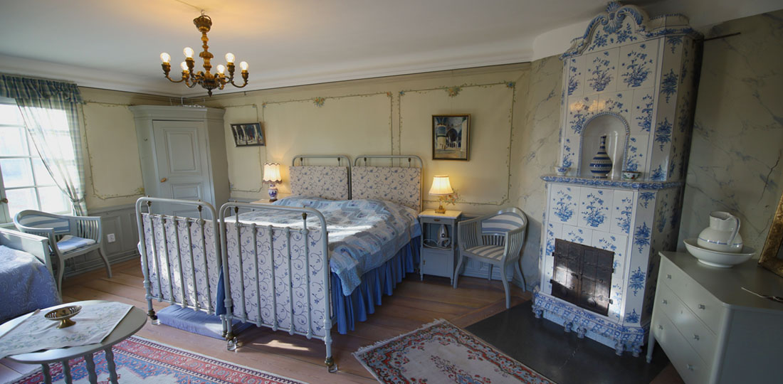 Blått sovrum med blå kakelugn från Uppsala Ekeby